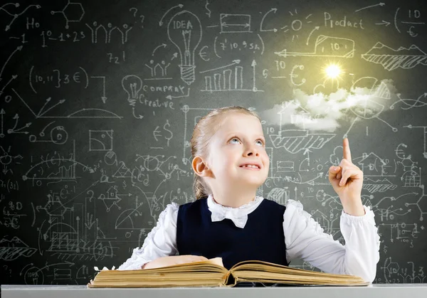 Ragazza a lezione con libro aperto — Foto Stock