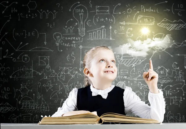 Ragazza a lezione con libro aperto — Foto Stock