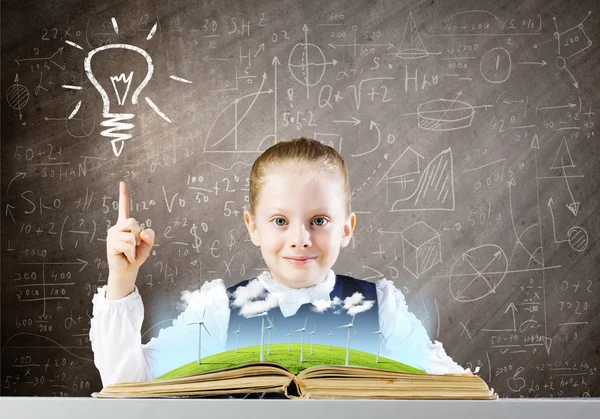 Ragazza a lezione con libro aperto — Foto Stock