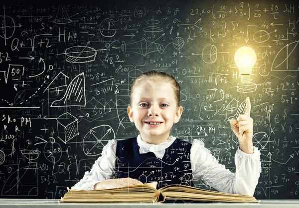 Ragazza a lezione con libro aperto — Foto Stock