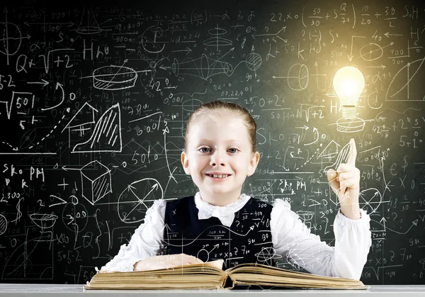 Ragazza a lezione con libro aperto — Foto Stock