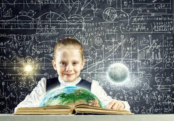 Ragazza a lezione con libro aperto — Foto Stock