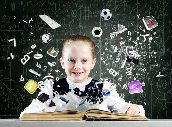 Ragazza a lezione con libro aperto — Foto Stock