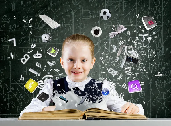 Ragazza a lezione con libro aperto — Foto Stock