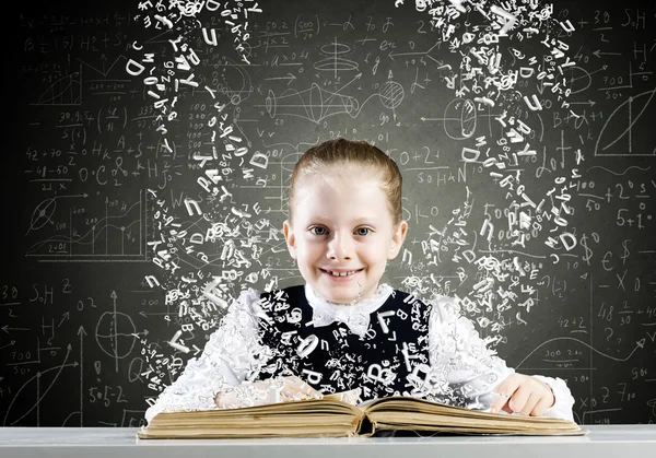 Ragazza a lezione con libro aperto — Foto Stock