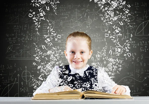 Девочка на уроке с открытой книгой — стоковое фото