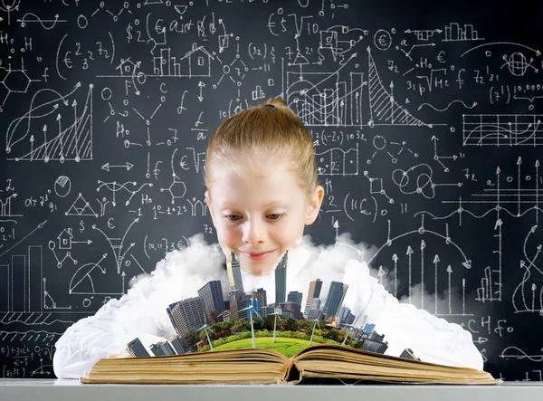 Девочка на уроке с открытой книгой — стоковое фото