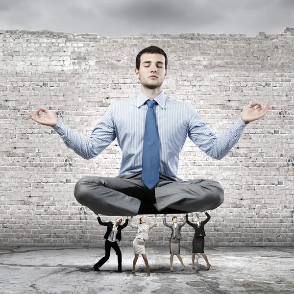 Meditando hombre de negocios — Foto de Stock