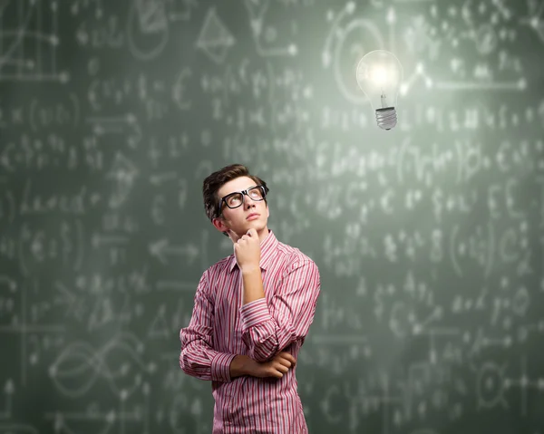 Nadenkende jongen — Stockfoto