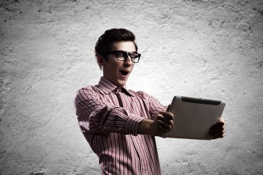 tablet pc kullanarak adam