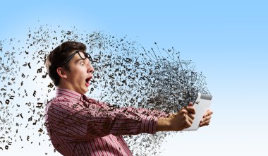 tablet pc kullanarak adam