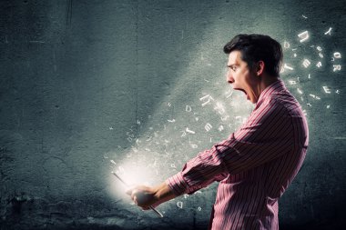 tablet pc kullanarak adam