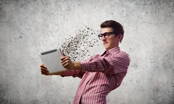 Guy použití počítače tablet pc — Stock fotografie