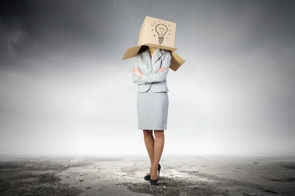Donna con scatola sulla testa — Foto Stock