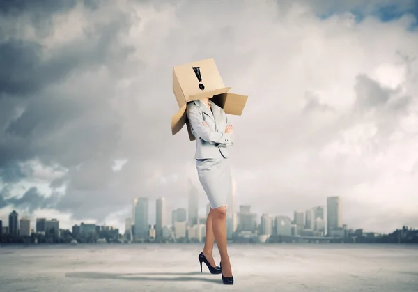 Mujer con caja en la cabeza —  Fotos de Stock