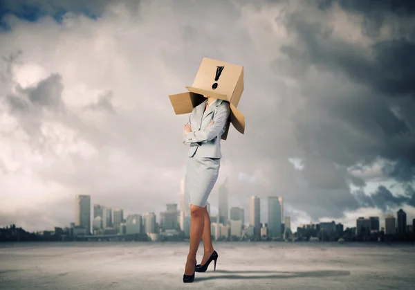 Женщина с коробкой на голове — стоковое фото