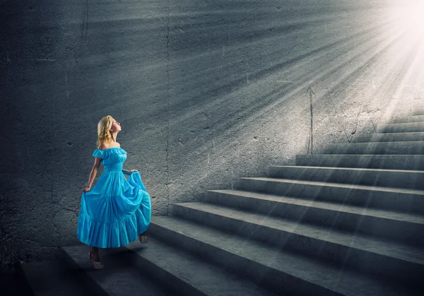 Chica en vestido azul — Foto de Stock