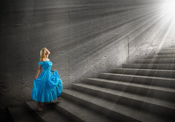 Chica en vestido azul — Foto de Stock