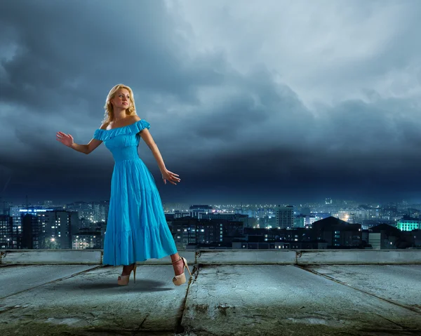 Senhora de azul — Fotografia de Stock