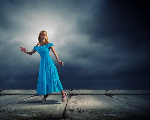 Senhora de azul — Fotografia de Stock