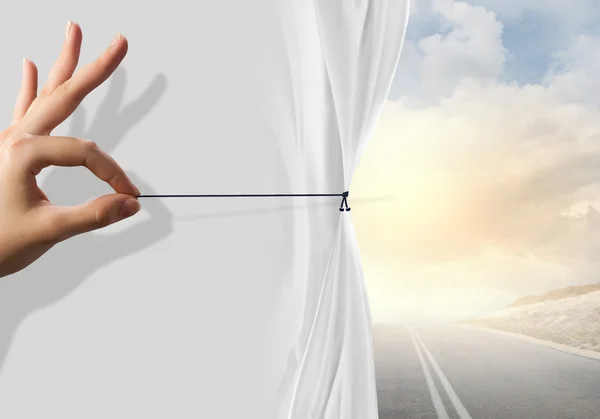 приоткрыть простой. запертая дверь. открытая дверь рука. человек заглядывает в дверь. открыть окно.