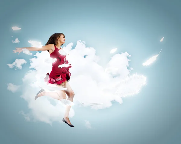 Привлекательная женщина прыгает высоко — стоковое фото