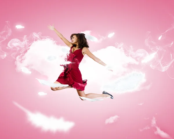 在跳跃的红裙子的女人 — 图库照片