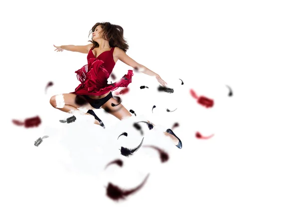 Vrouw in rode jurk springen — Stockfoto