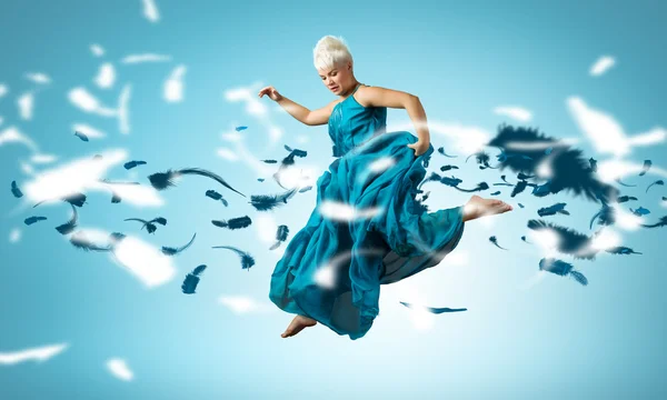 Mulher de salto vestido azul — Fotografia de Stock