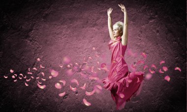 dertsiz kadın yüksek atlama