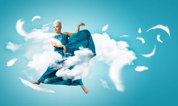 Mulher despreocupada pulando alto — Fotografia de Stock