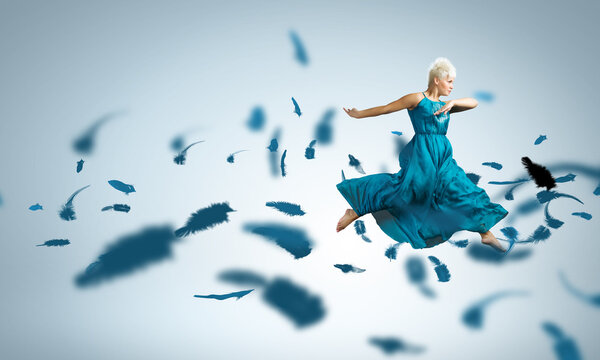 Беззаботная женщина прыгает высоко
