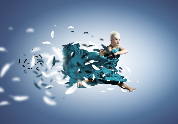 Беззаботная женщина прыгает высоко
