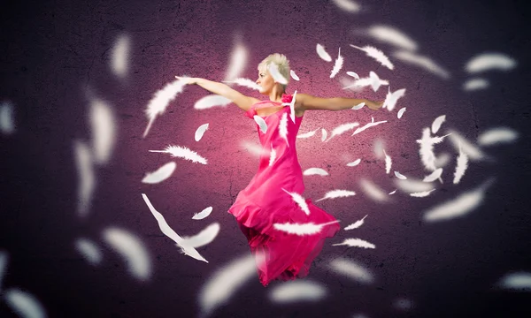 Mujer despreocupada saltando alto — Foto de Stock