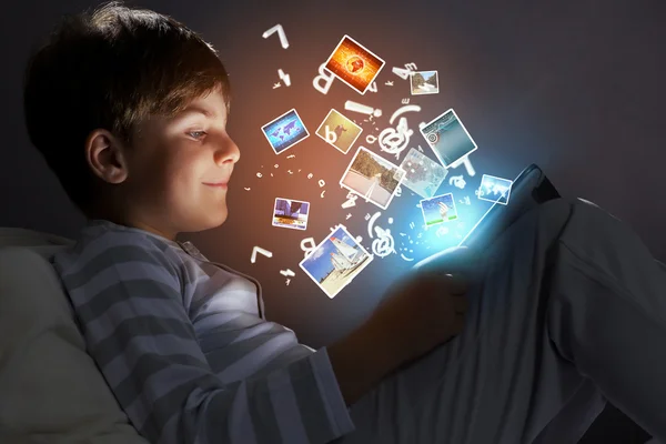 Kid with tablet pc — Stock Photo, Image