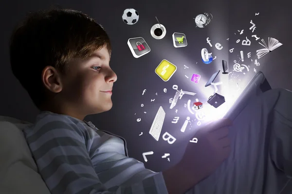 Kid with tablet pc — Stock Photo, Image