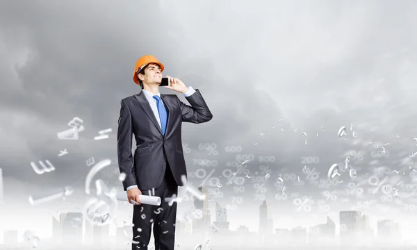 Ingeniero hablando en el móvil — Foto de Stock