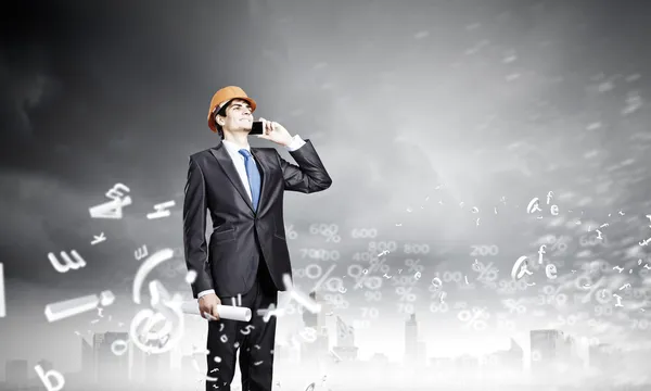 Ingeniero hablando en el móvil — Foto de Stock