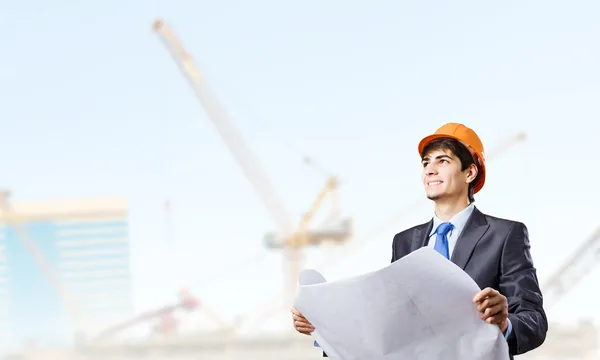 Arquitecto con proyecto de construcción — Foto de Stock