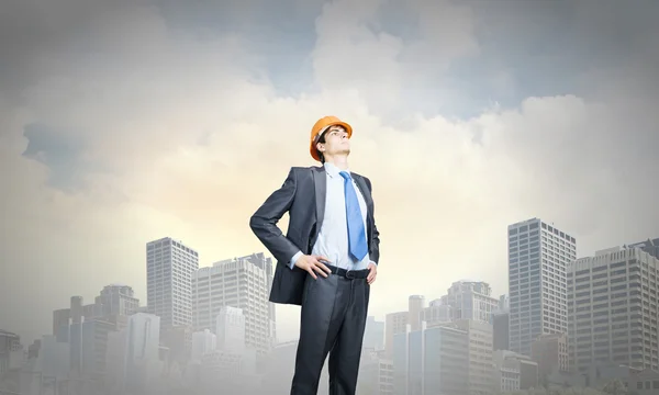 Hombre reflexivo en hardhat —  Fotos de Stock