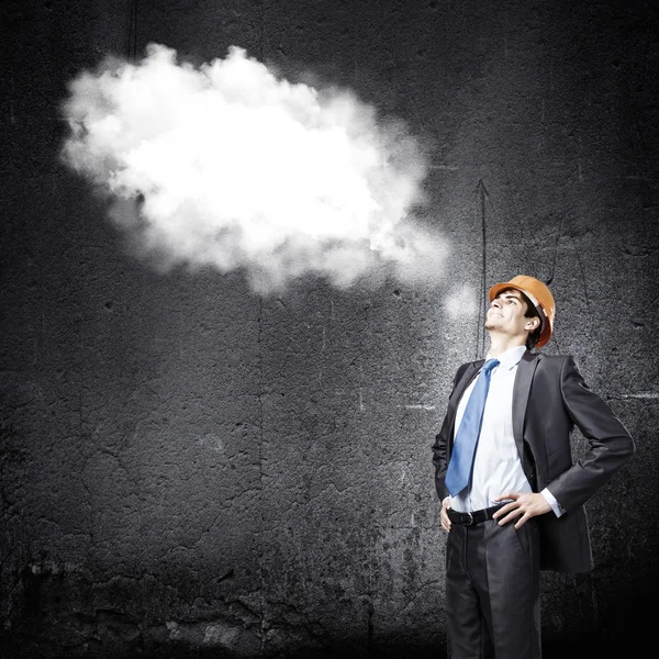 Hombre reflexivo en hardhat — Foto de Stock