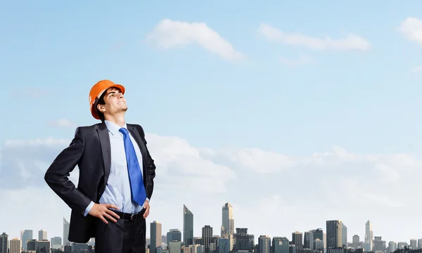 Hombre reflexivo en hardhat — Foto de Stock