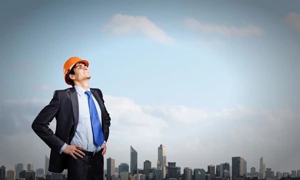 Hombre reflexivo en hardhat — Foto de Stock