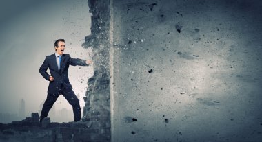 işadamı kırma taş duvar