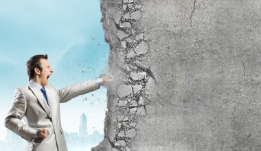 işadamı kırma taş duvar