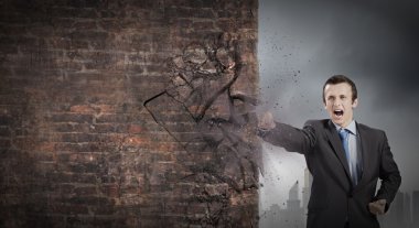 işadamı kırma taş duvar