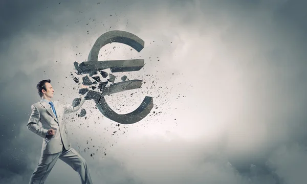 Geschäftsmann bricht Stein Euro-Symbol — Stockfoto