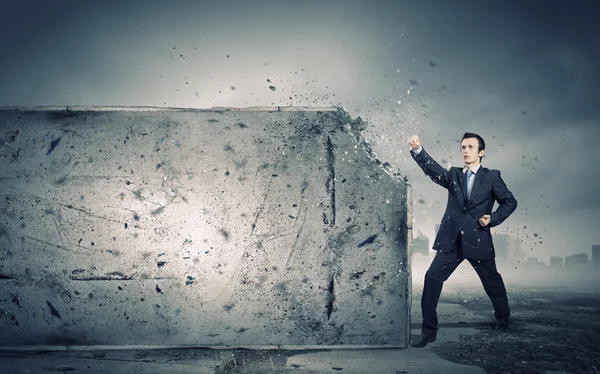 Zakenman breken stenen muur — Stockfoto