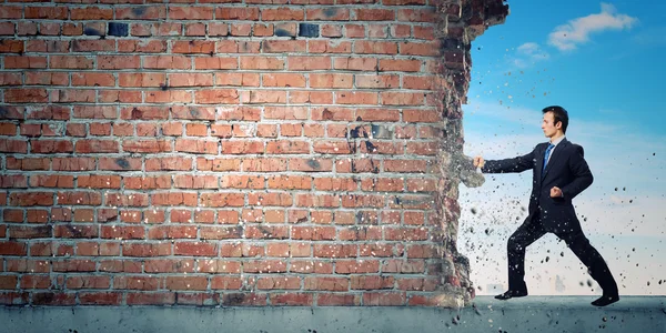 Επιχειρηματίας σπάσιμο πέτρινο τοίχο — Φωτογραφία Αρχείου