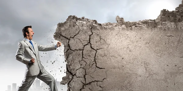 Geschäftsmann bricht Mauer — Stockfoto